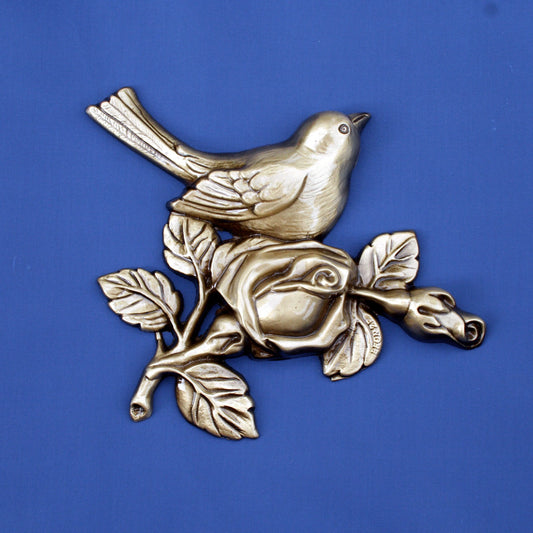 Bronze oiseau sur rose